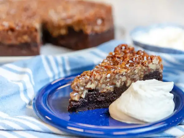 En saftig bit ryttarkaka med nötter och choklad, serverad med vispad grädde. Ett perfekt ryttarkaka recept för fikat.
