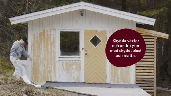 Kvinna skyddar växter med plast innan hon grundmålar utomhus.