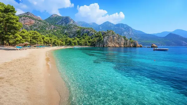 Piękna plaża z turkusową wodą i górami w tle. Idealne miejsce na wakacje, zastanawiasz się, ile się leci do Turcji?