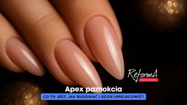Zbliżenie na dłonie z idealnie wykonanymi paznokciami w kształcie migdała, podkreślające ich apex.