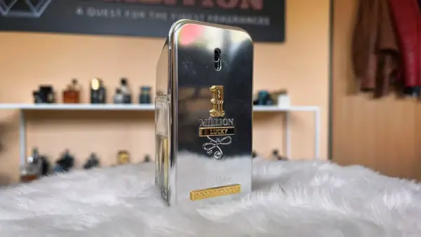 Paco Rabanne 1 Million Lucky – luksusowy zapach, który przynosi szczęście. Srebrna butelka z złotymi zdobieniami.