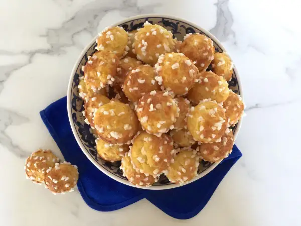Un bol rempli de chouquettes dorées, parsemées de sucre perlé. Une invitation à découvrir la recette !
