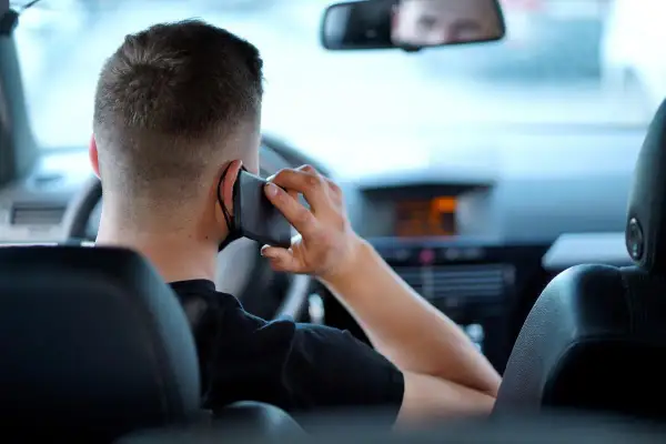 Conducteur au téléphone au volant, une nouvelle loi interdit cette pratique dangereuse.
