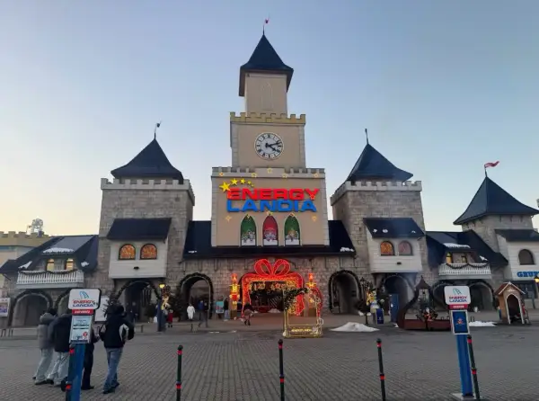 Zimowa Energylandia wita gości zamkową architekturą i świątecznymi iluminacjami.