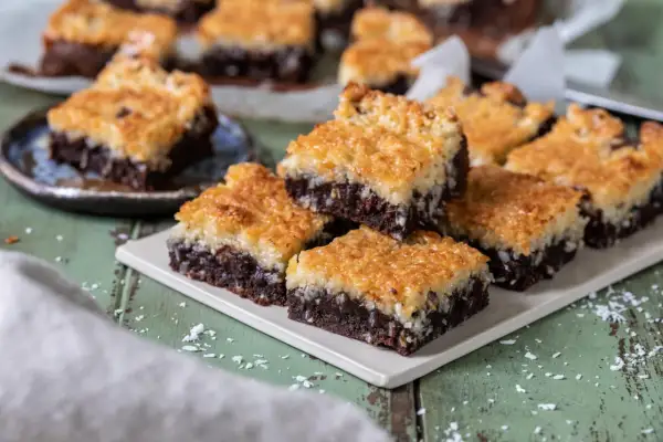 Chokladkakor med en gyllene kokostopp. Dessa saftiga bitar av sockerkaka med kokos ser oemotståndliga ut.