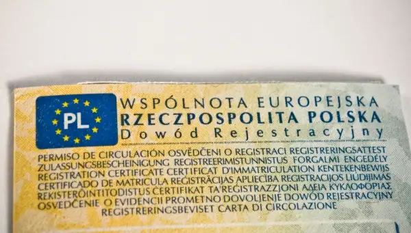 Fragment dowód rejestracyjny z oznaczeniem PL i flagą UE. Dokument zawiera teksty w wielu językach, w tym polski.