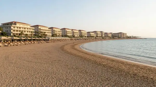 Piękna plaża z rzędami leżaków i białymi hotelami w tle, idealne miejsce na wakacje w Side Colakli.