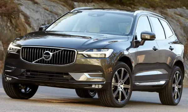 Mörkgrå Volvo XC60 redo för ett volvo xc60 test i svensk natur.