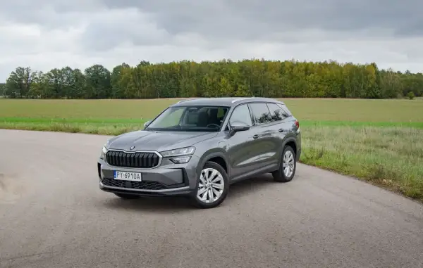 Szary Skoda Kodiaq na tle jesiennego krajobrazu. Dostępne różne skoda kodiaq silniki, od oszczędnych po mocne.