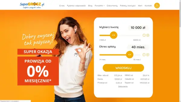 Super Grosz pozyczka: młoda kobieta pokazuje gest OK, obok formularz pożyczki online z promocją 0% miesięcznie.