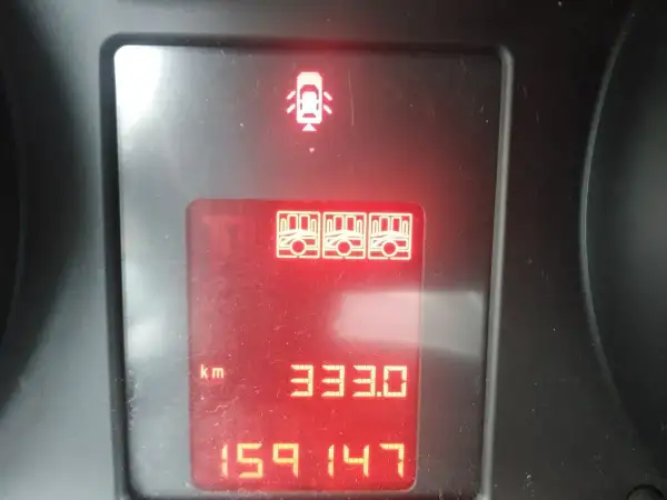 Kontrolki w samochodzie Opel: otwarte drzwi, wskaźnik paliwa, przebieg 159147 km, dystans 333 km.
