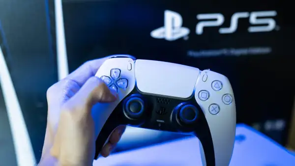 Ein DualSense-Controller in der Hand, bereit für das neueste PlayStation 5 Firmware-Update.