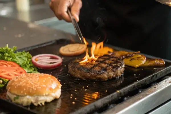 Sekrety idealnego mięsa na burgera: jak zrobić soczysty kotlet?