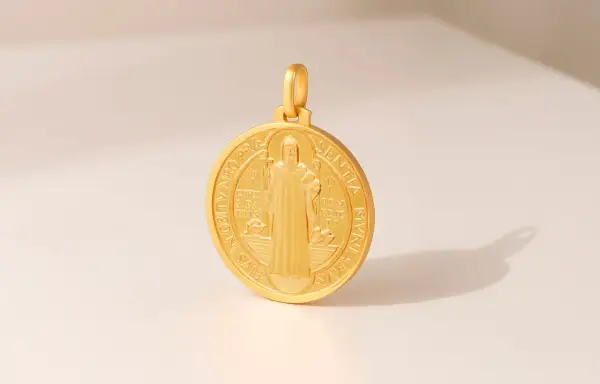 Collar virgen oro con medalla de San Benito, detalle de figura religiosa y escritura en relieve.