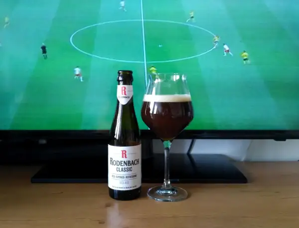 Piwo Rodenbach Classic, idealne do oglądania meczu. Czerwone ale, jak duchesse de bourgogne, orzeźwia i cieszy.