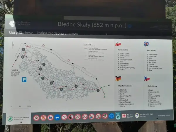 Mapa turystyczna Błędnych Skał z zaznaczonymi szlakami, punktami widokowymi i formami skalnymi, jak "Skalne Siodło" czy "Dwunożny Grzyb".