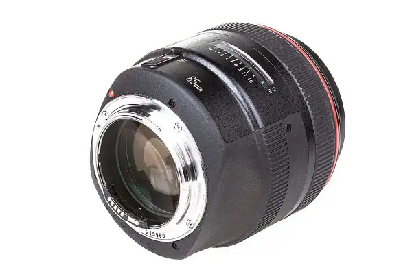 Obiektyw 85mm z widocznymi oznaczeniami przysłony i odległości.