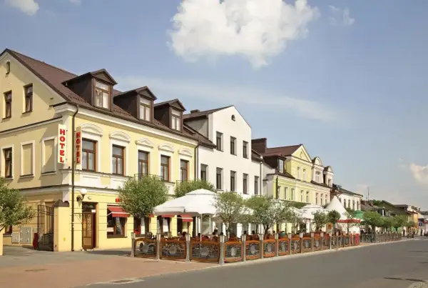 Biała Podlaska: hotel z ogródkiem letnim, idealne miejsce na rodzinny spacer i odkrywanie atrakcji dla dzieci.