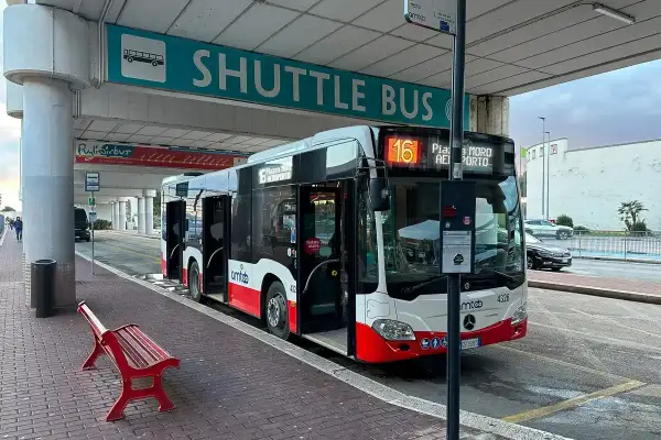 Autobus wahadłowy na lotnisko w Bari, z numerem 16, gotowy do odjazdu.