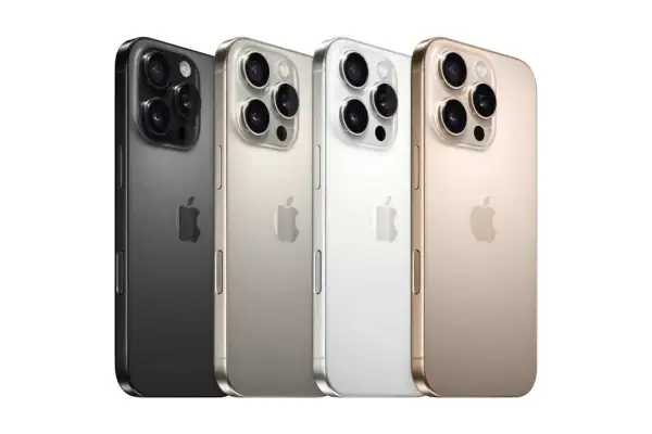 Quatre iPhones côte à côte : gris sidéral, argent, blanc et or. Tous les iPhones arborent le logo Apple et un triple appareil photo.