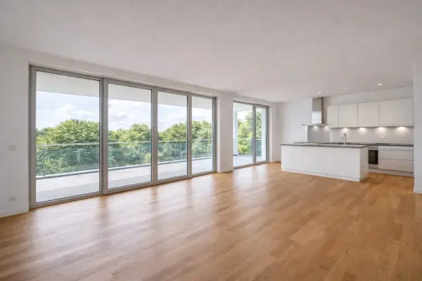 Helle, moderne Wohnung mit großem Balkon und offener Küche. Ein Traum für jeden Makler, der eine Vermietung anstrebt.