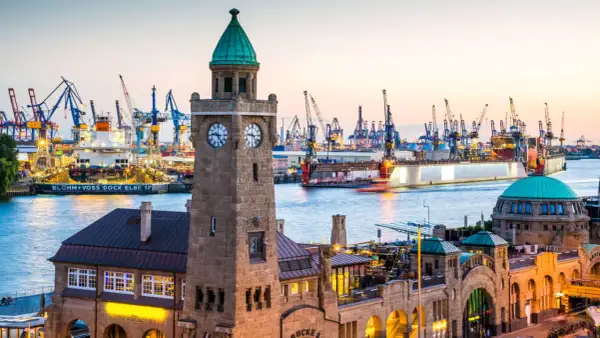 Hamburger Hafen bei Sonnenuntergang mit dem Altonaer Fischmarkt und vielen Kränen. Eine echte Attraktion Hamburgs.