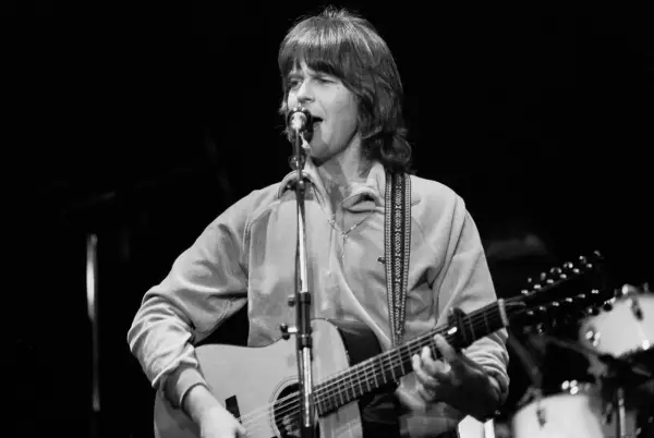 Randy Meisner, jeden z członków Eagles, gra na gitarze dwunastostrunnej i śpiewa do mikrofonu.