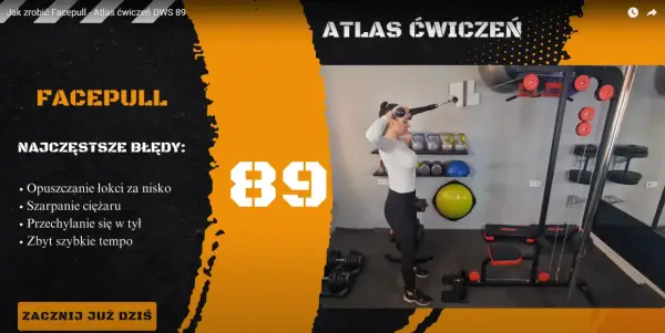 Kobieta wykonuje ćwiczenie face pull na wyciągu, skupiając się na prawidłowej technice.