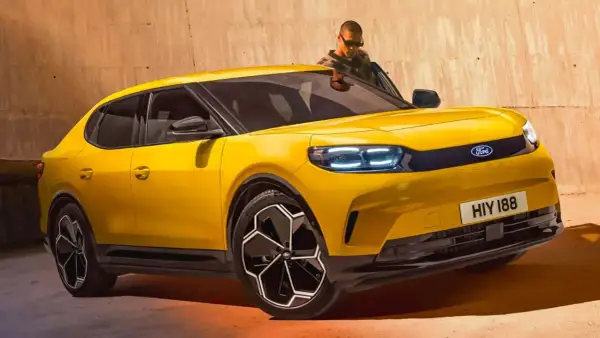 Nowy Ford Capri 2025 w jaskrawym żółtym kolorze, z nowoczesnymi światłami LED i stylowymi felgami. Mężczyzna w okularach wychodzi z samochodu.