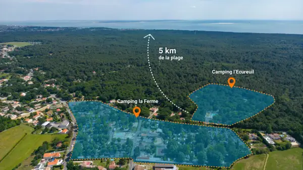 Vue aérienne de deux campings en Charente-Maritime : Camping la Ferme et Camping l'Écureuil, à 5 km de la plage.