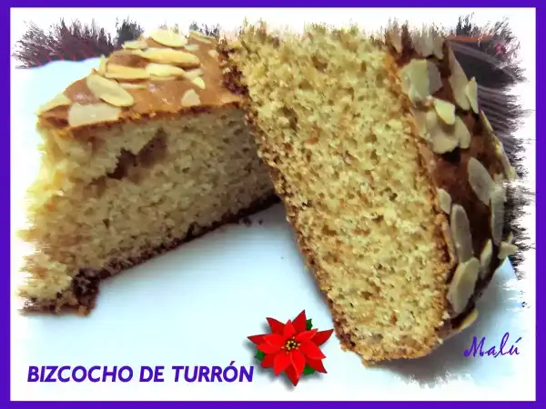 Dos porciones de bizcocho de turrón y yogur, cubiertas con almendras laminadas. Un postre casero delicioso.