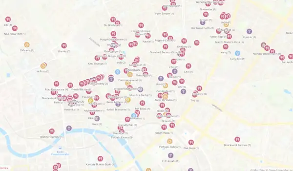 Karte mit vielen roten und lila Symbolen, die verschiedene **Berlin foodspots** wie "W Pizza", "Rutz Restaurant" und "Five Guys" markieren.