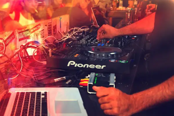 Co robi DJ? Poznaj tajniki pracy DJ-a i jego obowiązki