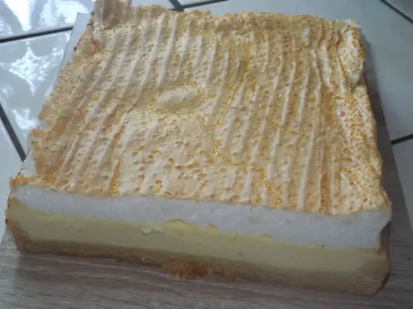 Puszysty sernik z pianką i złotymi okruszkami, idealny sernik rosa thermomix.