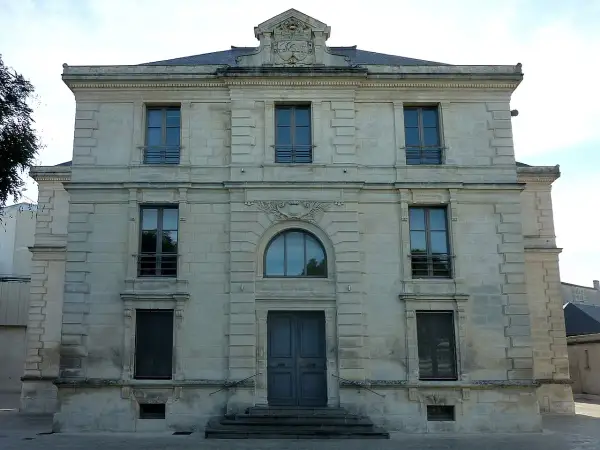 Bâtiment de l'état civil en Charente-Maritime, façade en pierre de taille avec une grande porte centrale et plusieurs fenêtres.