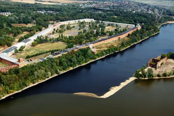 Twierdza Modlin, jedna z największych atrakcji w okolicach Warszawy, rozciąga się wzdłuż rzeki.