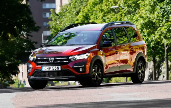 Röd Dacia Jogger på väg, redo för ett nytt dacia jogger test.
