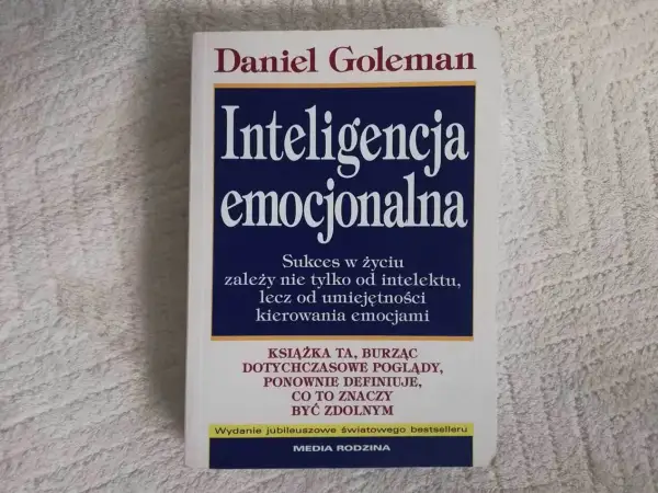 Okładka książki Daniela Golemana "Inteligencja emocjonalna", która pomaga zrozumieć, jak kierować emocjami dla osiągnięcia sukcesu.