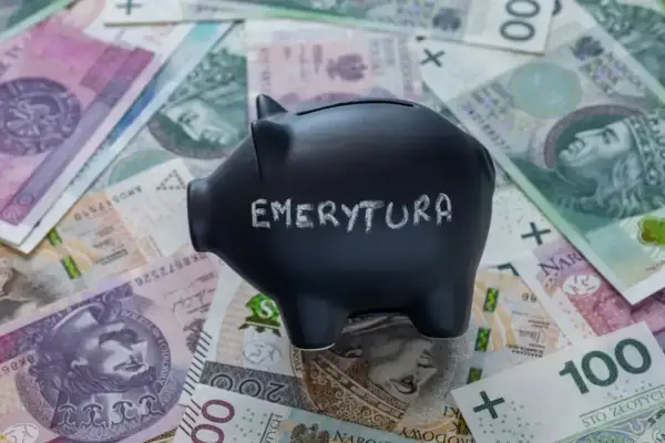 Skarbonka z napisem "EMERYTURA" na tle polskich banknotów. Zastanawiasz się, jaka emerytura przy zarobkach 7000 brutto?