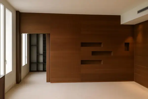 Parete moderna con finitura in impiallacciato rovere, nicchie integrate e un'apertura su una libreria a giorno.