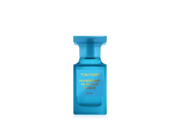 Niebieska butelka perfum Tom Ford Mandarino di Amalfi Acqua, przywołująca zapach włoskiego wybrzeża.