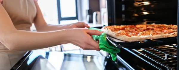 Jak piec pizzę w piekarniku, aby uniknąć zakalca i osiągnąć chrupkość