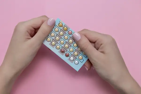 Dłonie trzymające blister tabletek antykoncepcyjnych. Zastanawiasz się nad samopoczuciem po odstawieniu tabletek antykoncepcyjnych?