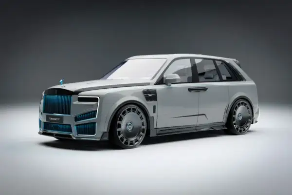 Szary Rolls-Royce Cullinan z niebieskimi akcentami i masywnymi felgami, prezentujący futurystyczny design.