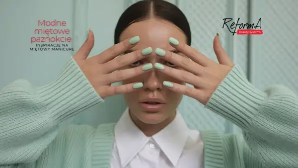 Modne miętowe paznokcie, idealna inspiracja na wiosenny manicure. Delikatny kolor i zadbane dłonie.