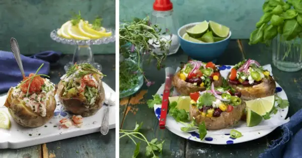 Två sorters bakad potatis: en med lax och rom, en annan med räkor och avokado. På andra sidan syns bakad potatis med bönor, majs och grönsaker.