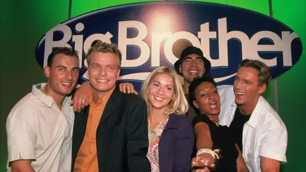 Sechs lachende Gesichter vor dem Big Brother Logo. Die Teilnehmer der ersten Staffel von Big Brother Staffel 1 strahlen in die Kamera.