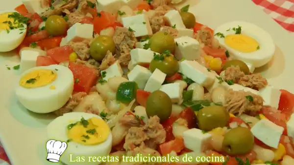 Ensalada de alubias blancas de bote con atún, huevo duro, queso fresco, aceitunas y tomate.