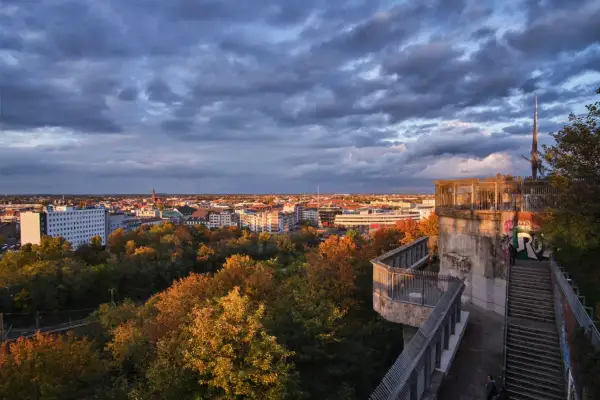 Blick über den herbstlichen Humboldthain Park auf die Stadt. Wolkenverhangener Himmel.