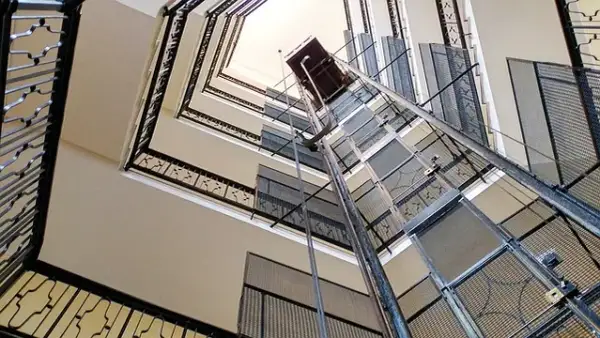 Kto wynalazł windę i jak jego pomysł zmienił nasze miasta?